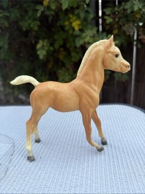 Vintage Breyer Molding Co. light tan off white tail HORSE colt Figure.